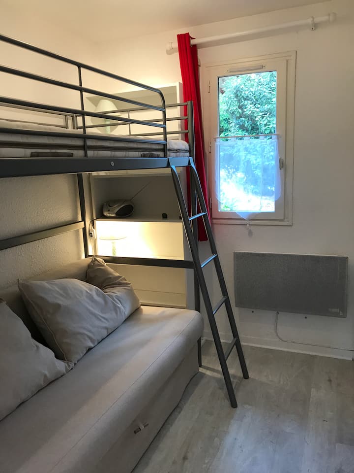 2号卧室配有沙发床140和夹层1张床