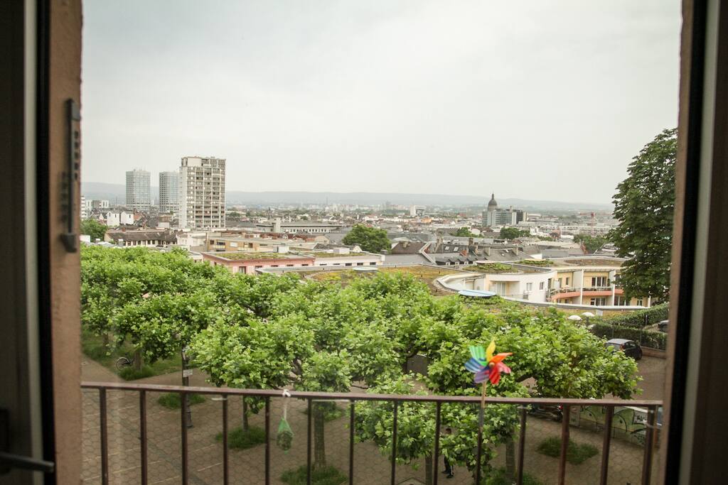 Ausblick über die Kupferbergterrasse und Mainz