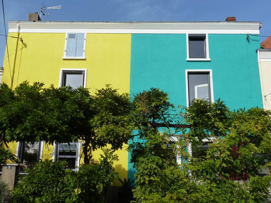 Côté place, c'est la maison turquoise !