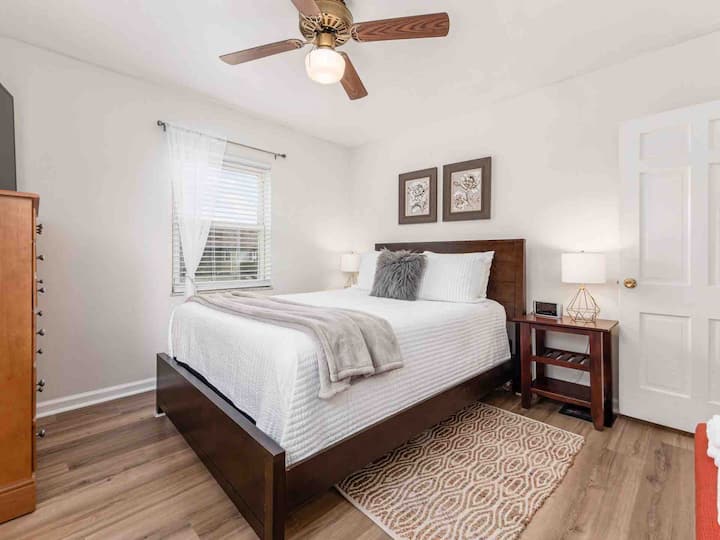 ห้องนอน 1 มีเตียงควีนไซส์