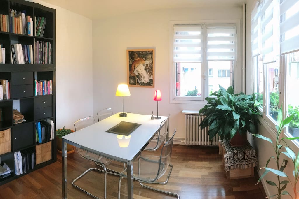 Deuxième partie du salon, avec une double exposition qui donne une pièce très lumineuse