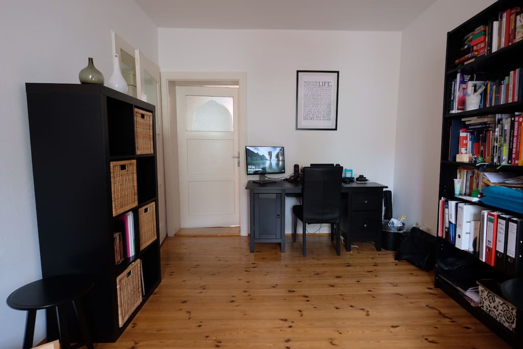 Arbeitsplatz mit Monitor