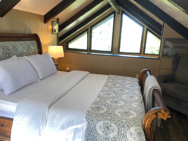 QUEEN Upstairs Loft Bedroom 
פתוח לאזור המגורים למטה 

כולל מיטת קווין - סייז ואח חשמלית.  