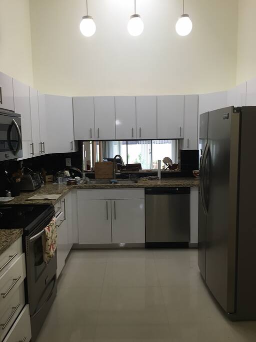 Fully equipped kitchen with washer and dryer