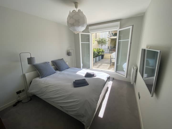 ห้องนอน 1 ห้องมีเตียง 160 X 200 และเข้าถึงระเบียง/ห้องนอนใหญ่พร้อมเตียง 160 X 200 และเข้าถึงระเบียงได้โดยตรง