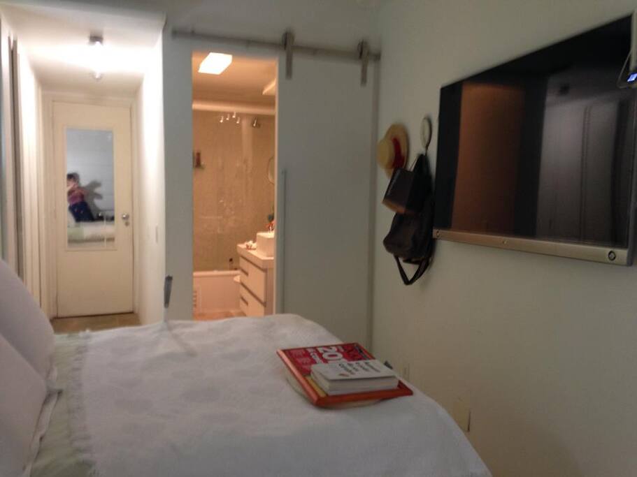 Cama com TV em frente