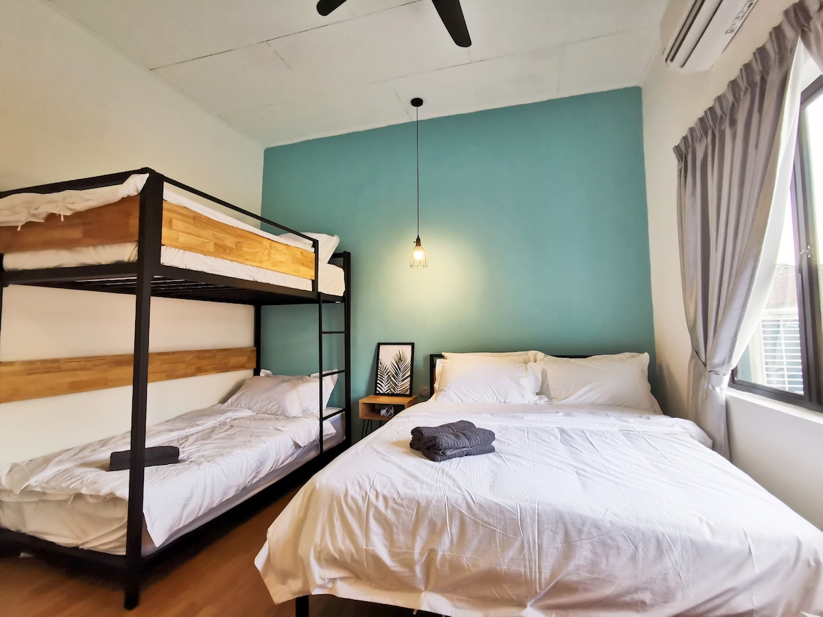 Interior de la habitación 2: 1 cama tamaño queen y 1 litera