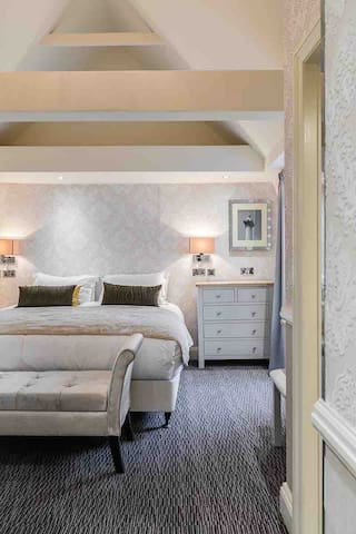 2 Bed/2 Bath Entire Flat, Patio, Sky TV, AC gallery image 3