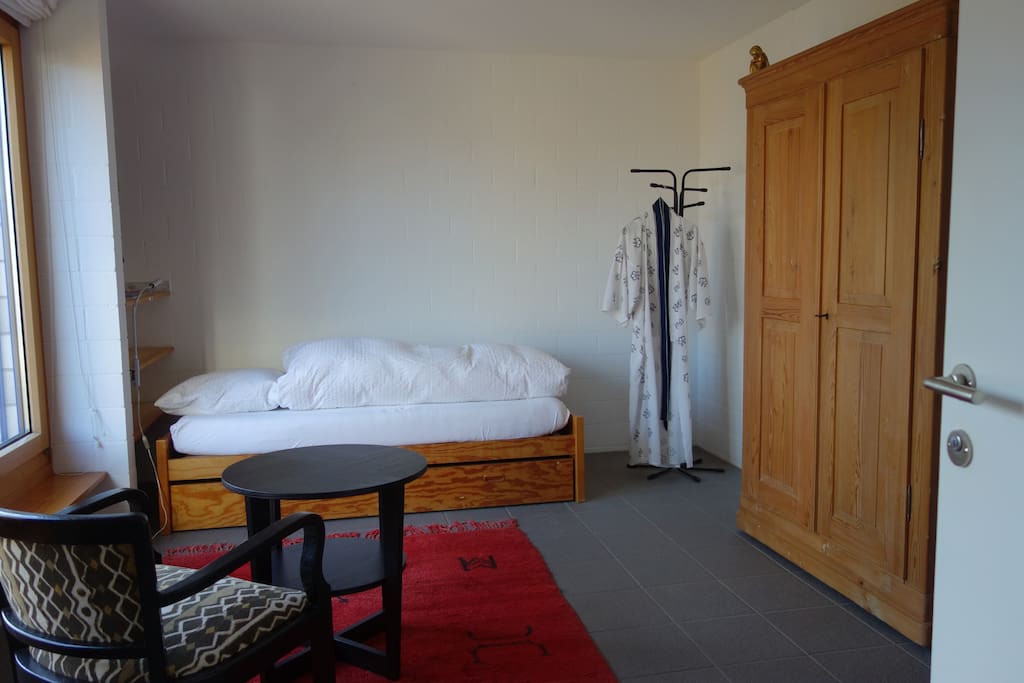 Light room, with two single beds/ Helles Zimmer, mit zwei Einzelbetten