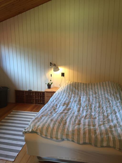 Soveværelse med skabsplads.
