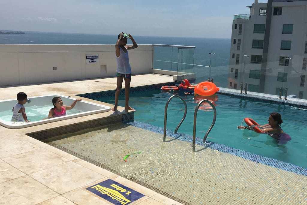 Piscina y Jacuzzi Piso 14