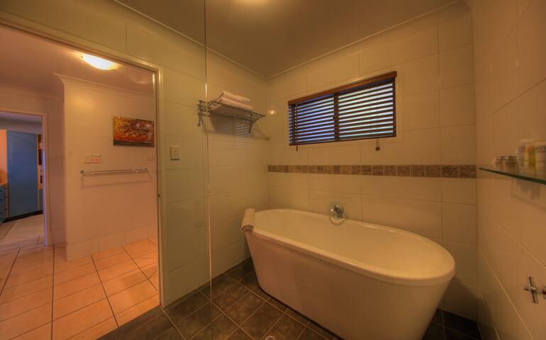 Montville Lodge with Ocean Views – “At Remingtons” gallery image 4