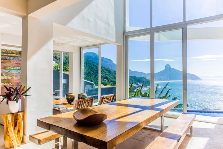 Villa Rio –Magnificent Ocean Front House in Joá