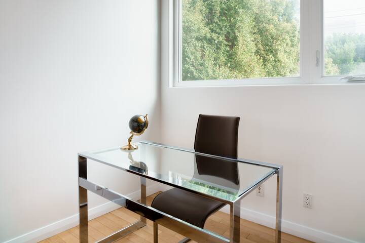 Century City Retreat with High Ceilings gallery image 3