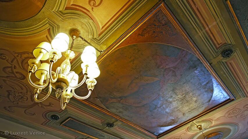 Ca’ affresco stunning family flat by Saint Mark’s gallery image 3