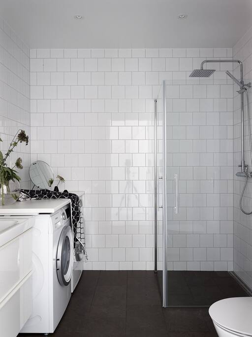 Bathroom on 1st floor with washing machine and tumbler-drier