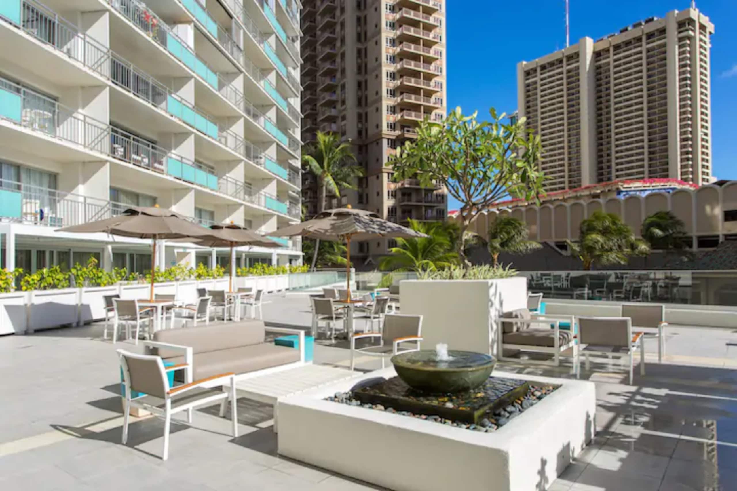Condo in Honolulu · ★4.64 · 1 bedroom · 2 beds · 1 private bath - Image 14