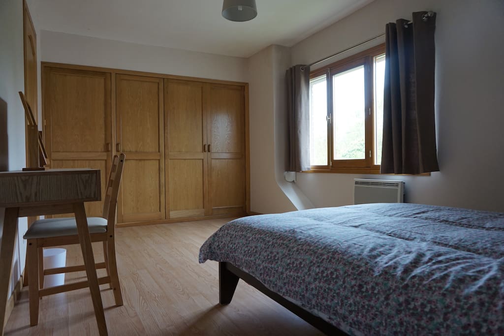 Main bedroom.
Double bed.
Drawers in fitted wardrobe.
Chambre 1.
Lit a deux personnes.
Tiroirs dans le penderie.