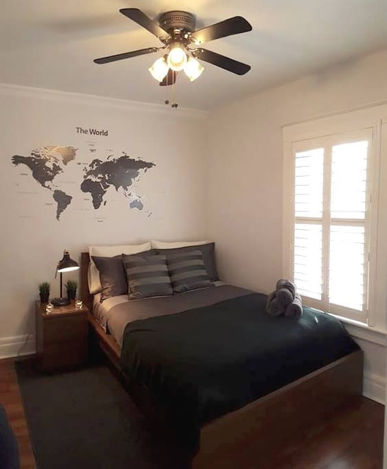 Private room with your own ensuite bathroom.
Luxurious pocket coil pillow top queen bed -600TC cotton sheets -LG 4K TV with Netflix - Private Ensuite 3pc Bathroom
