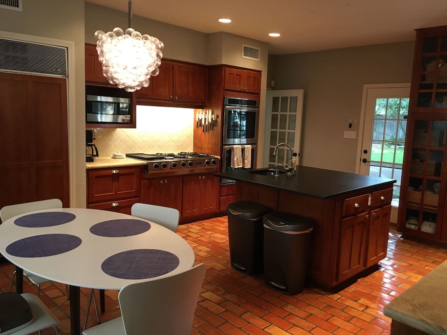 Double ovens, 4-top burner. Breakfast table seating