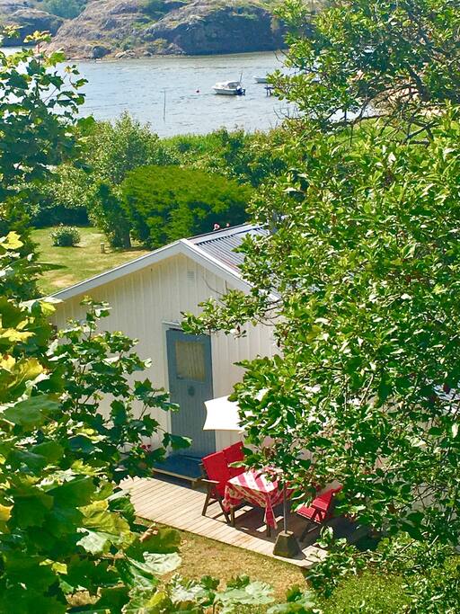 The location, right by the sea with lush greenery around.