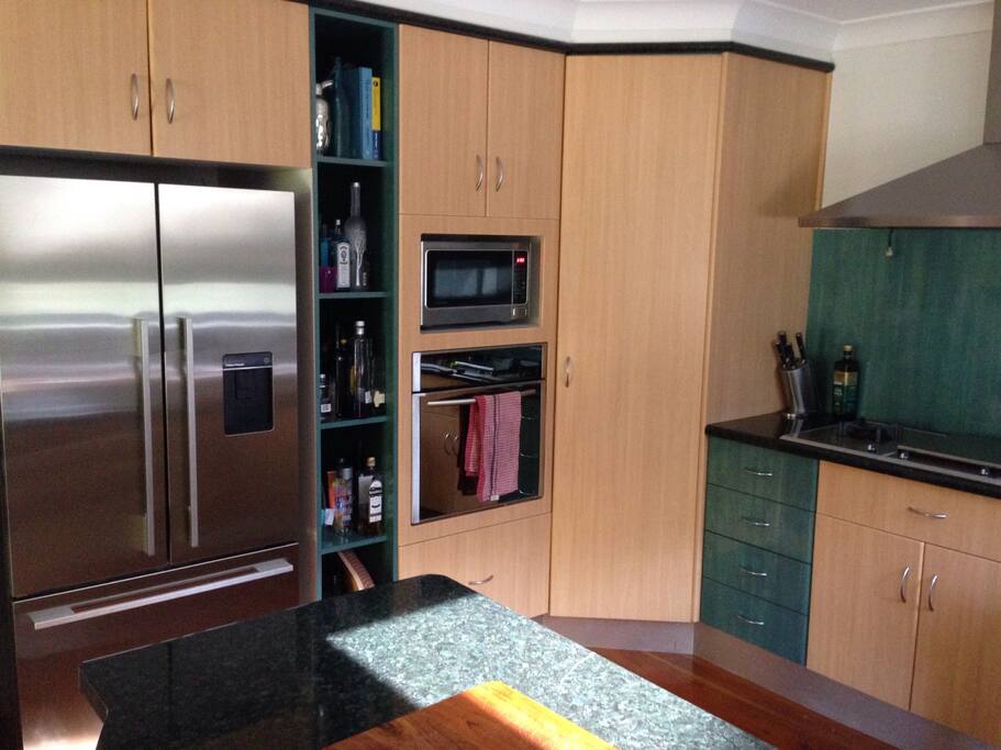 Gourmet kitchen with huge fridge with built in plumbing - never-ending ice and filtered cold water.