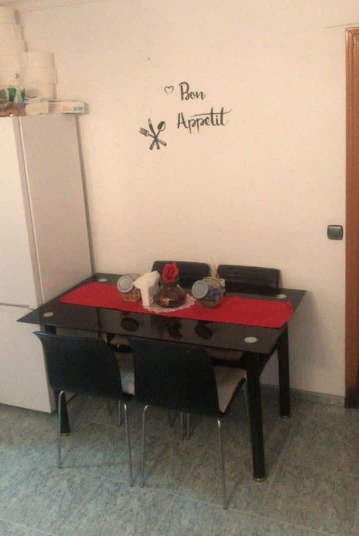 Habitación Pequeña En Piso Compartido