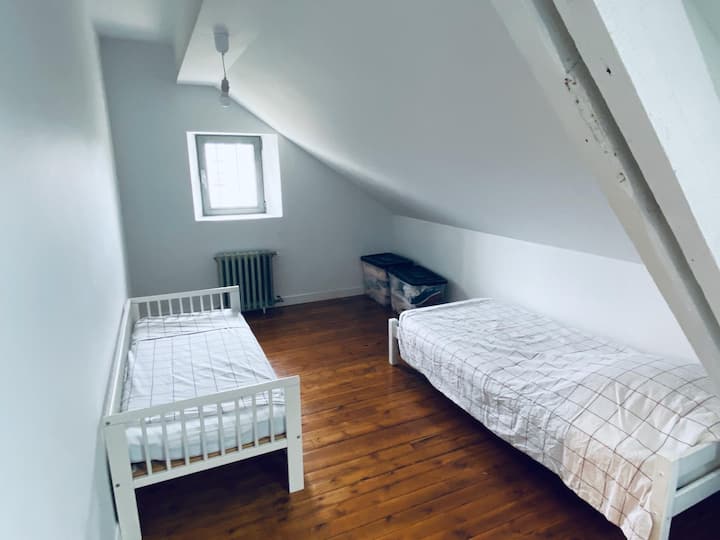 Chumba cha kulala cha ghorofani - vitanda 2 vya mtu mmoja 