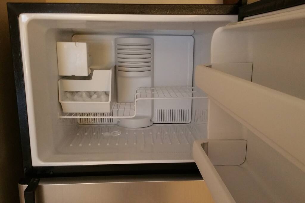 Clean fridge with ice-maker