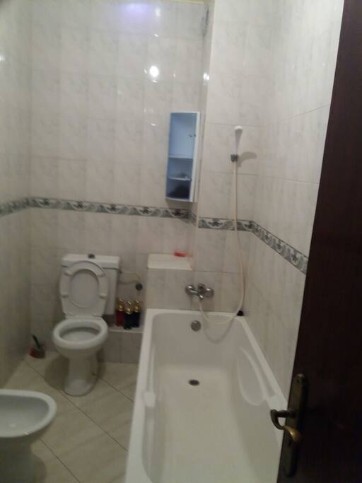 salle de bain avec baignoire: eau chaude