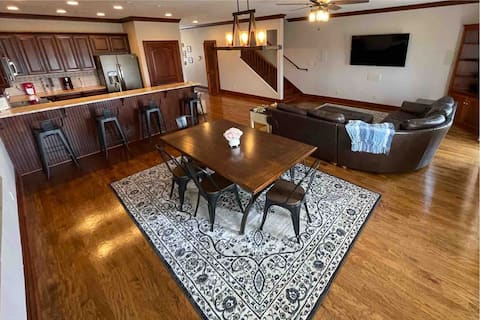 Wyndhurst Condo - Near LU with Mountain Views