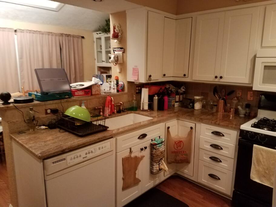 Kitchen (gas stove, dishwasher)
