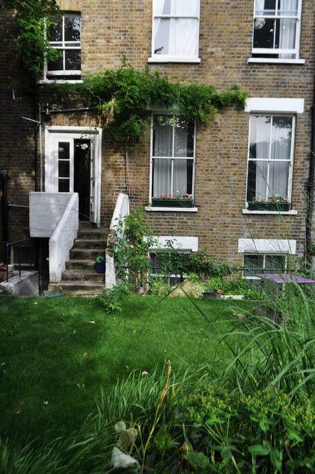Great little garden with chairs and BBQ
