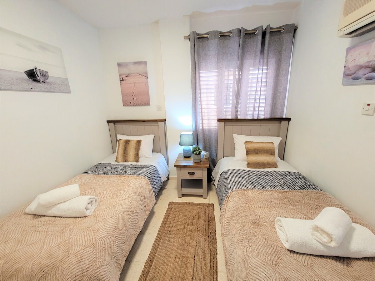 غرفة نوم واحدة مع خزانات ملابس مبنية