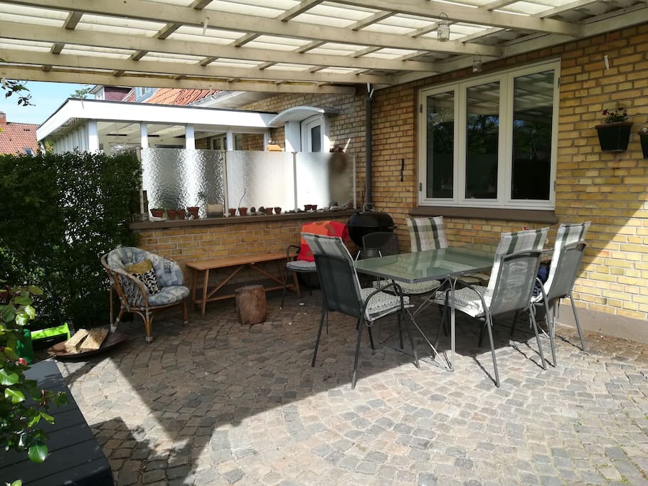 Stor rummelig overdækket terrasse som bruges som ekstra rum.