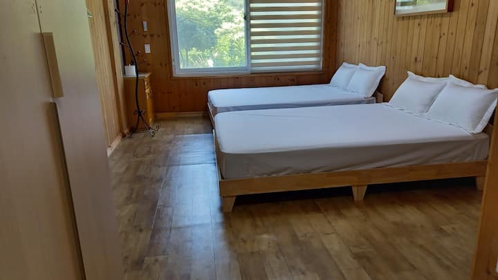 זה חדר שינה בקומה הראשונה.
יש שתי מיטות קווין סייז זמינות.