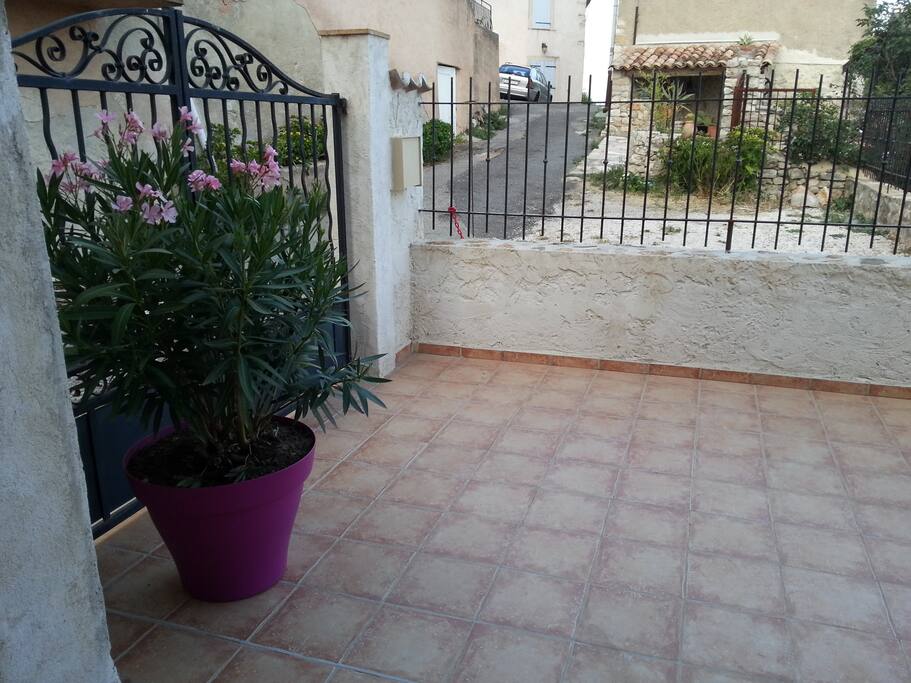 Main entrance (entrée principale)