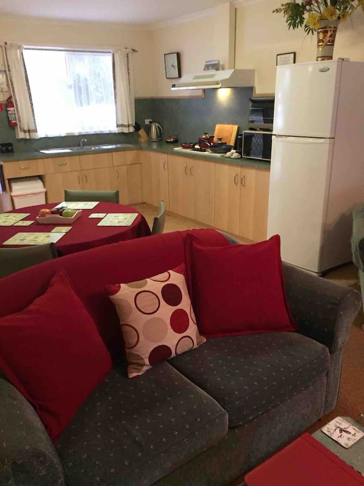 เลานจ์ห้องครัวห้องทานอาหารพร้อมวิวภูเขาจากด้านหลังและด้านหน้าของอพาร์ทเมนท์...