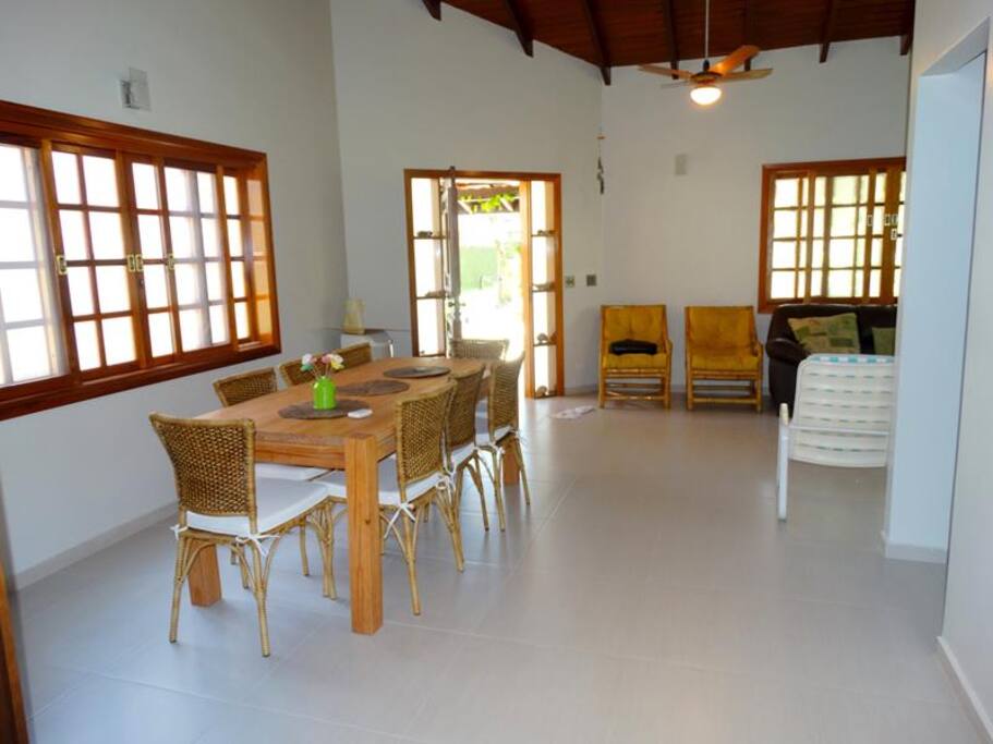 Sala ampra, arejara e bem iluminada. Pé direito alto. Mesa de jantar para 8 lugares.