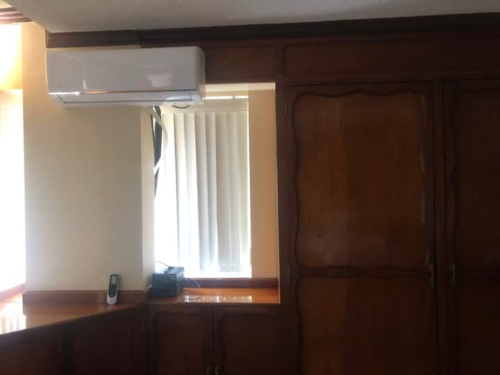 مكيف الهواء في غرفة النوم.