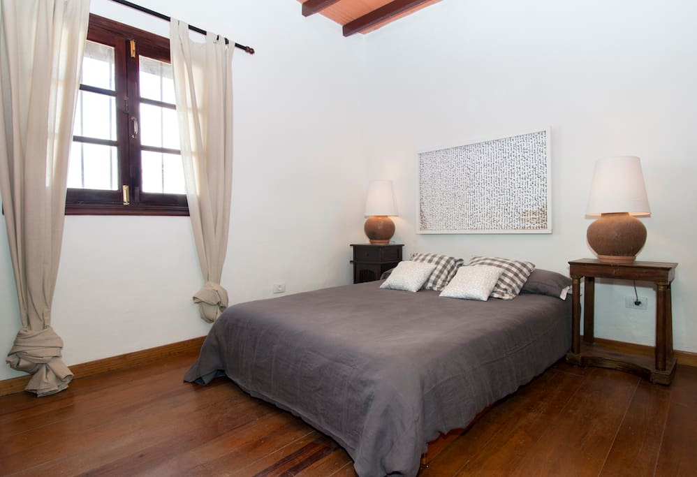 Dormitorio con cama doble, armario y cómoda.
