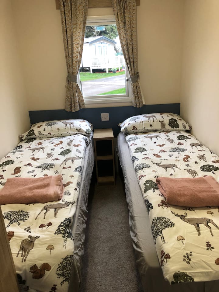 2号卧室配有2张单人床