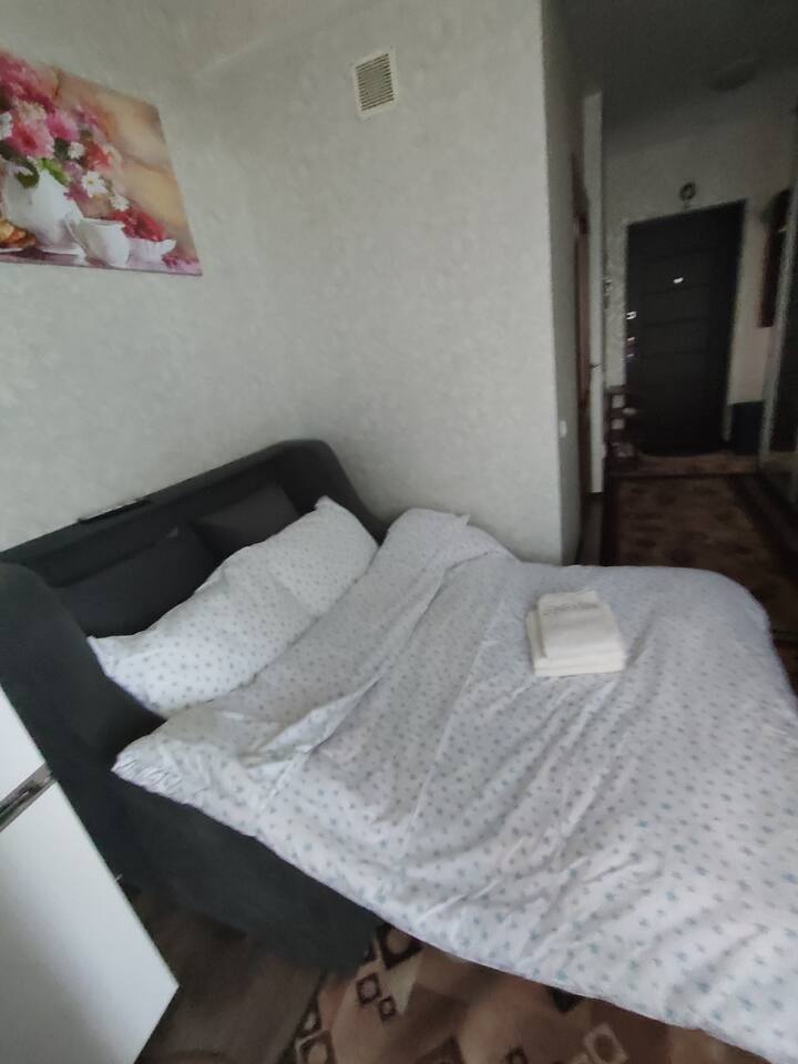 Predĺžiteľná kanapia v obývacej izbe.