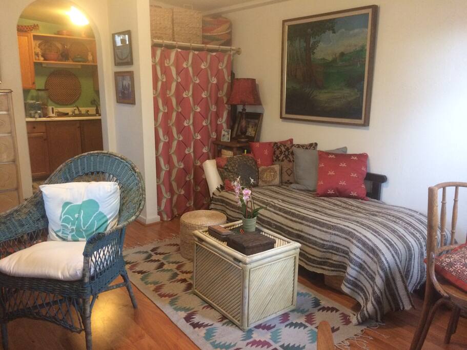 Living/sleeping area