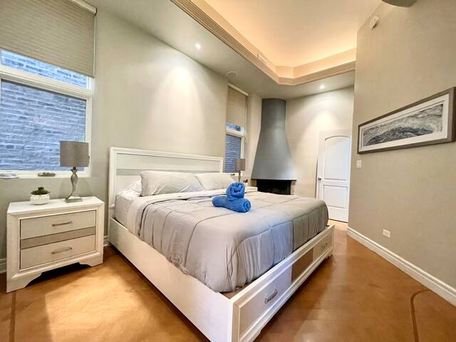 GROUP LUX in Old Town/Gold Coast (+private roof) gallery image 4