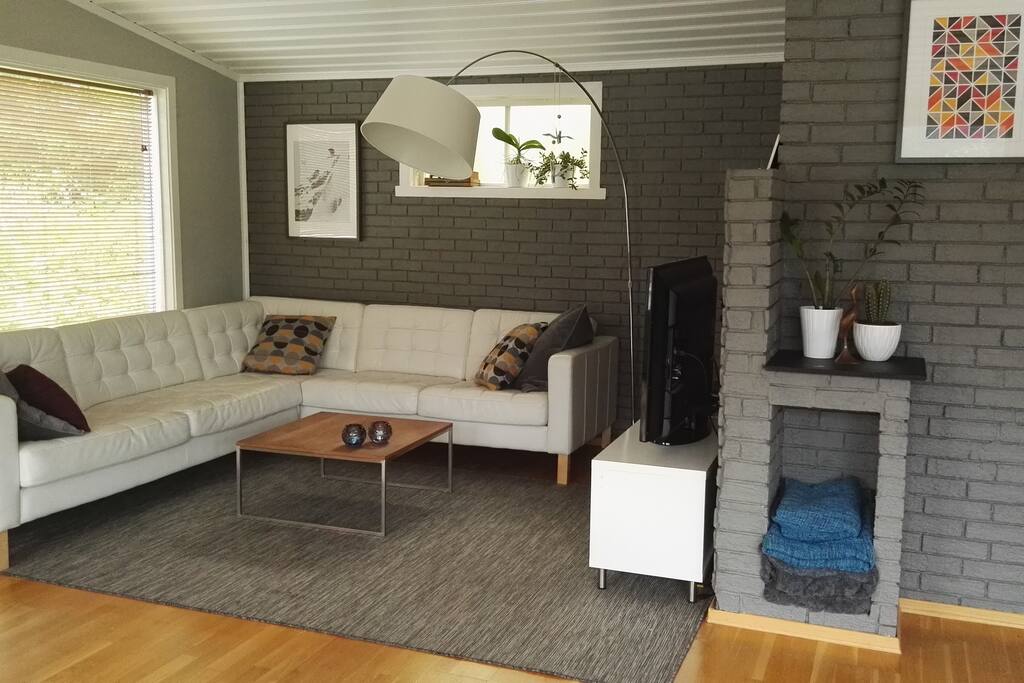 Living room with TV, chrome-cast and apple-tv.