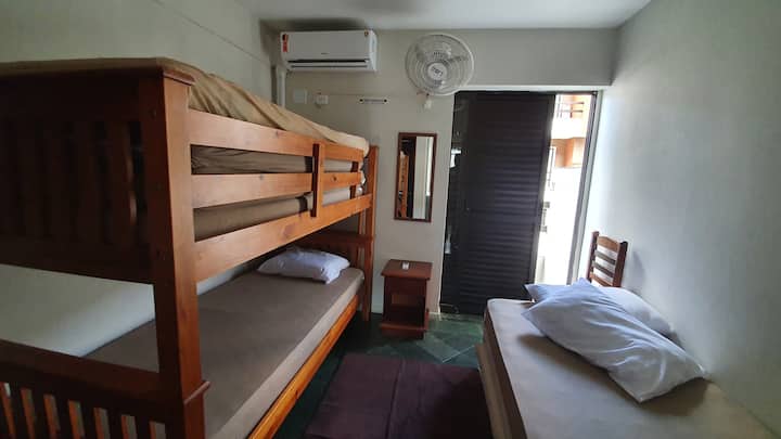 קומה ראשונה בחדר השינה. מיטת קומתיים ומיטת יחיד עם עזר. 