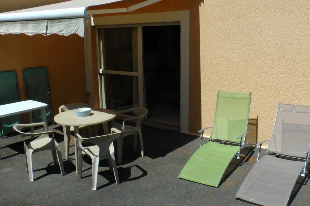 Mobilier extérieur sous l'auvent