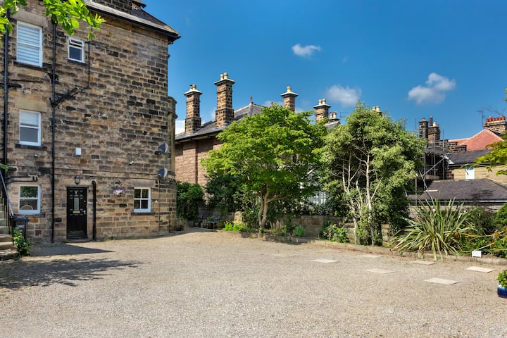 Luxury Harrogate townhouse apartment with parking