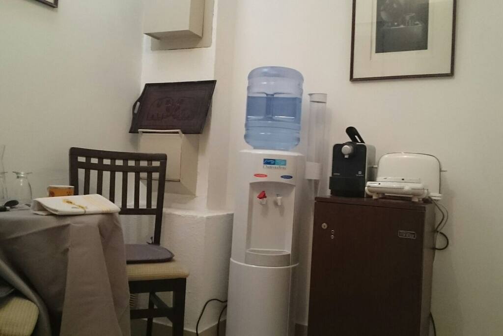 pièce avec coin repas pour 2 personnes
équipée avec bouilloire, machine a café,
plaque chauffante, frigo, congel,